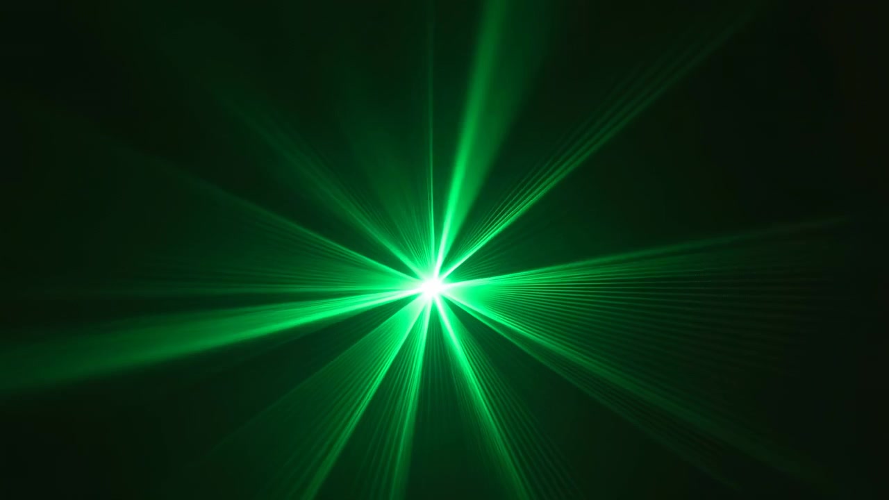 Luce verde brillante esplode dal centro con raggi radiosi e nitidi su uno sfondo scuro, creando una scena astratta drammatica con forte contrasto e movimento luminoso.