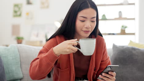 Café,-Teléfono-Y-Mujer-Asiática-En-Un-Sofá-Navegando