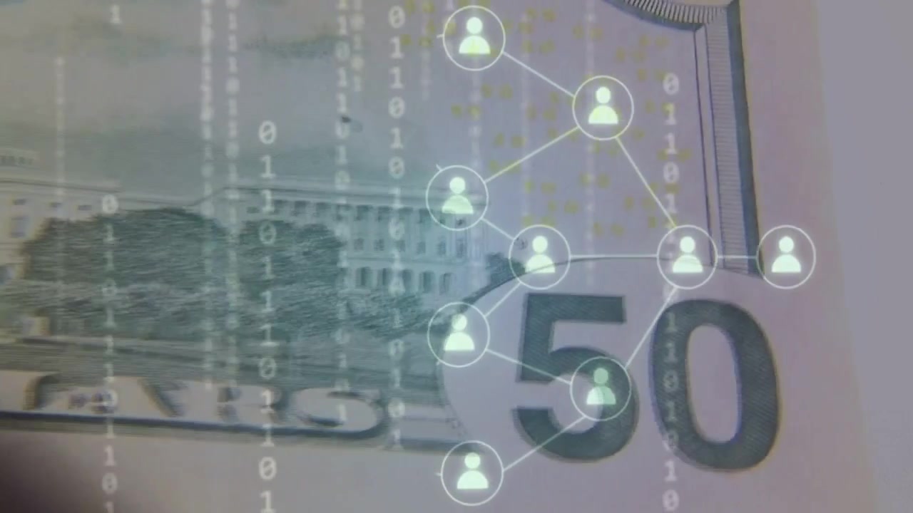 Kameraet skifter og afslører amerikanske 50-dollarsedler, mens binær strøm falder, og noder dannes, hvilket viser fintech