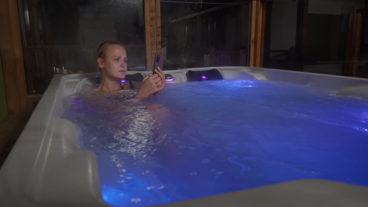 야외 화장실 에 있는 어린 소녀