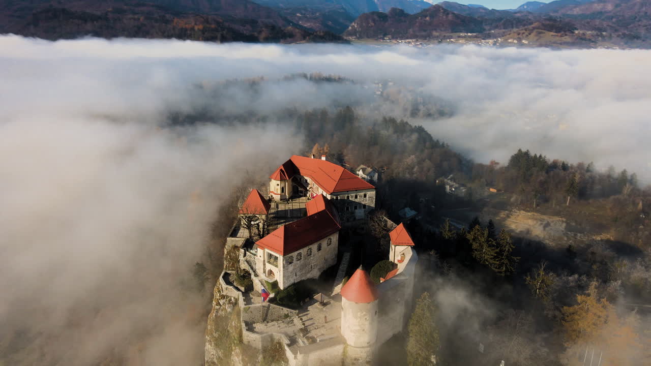 Castello di Bled illuminato dalla luce dell'ora d'oro mattutina
