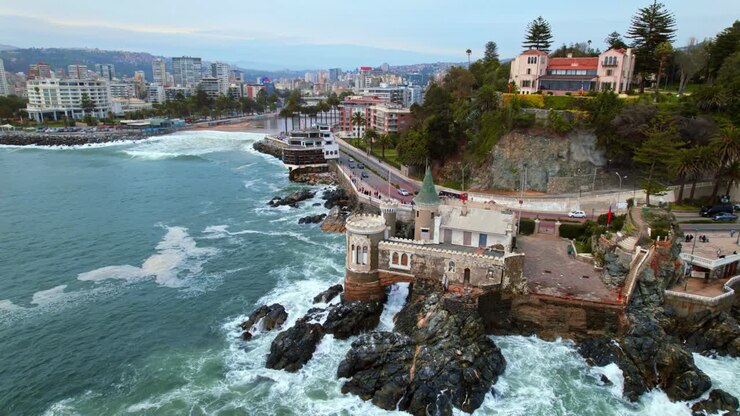Vista aerea di un castello su una costa rocciosa a Viña del Mar, Cile