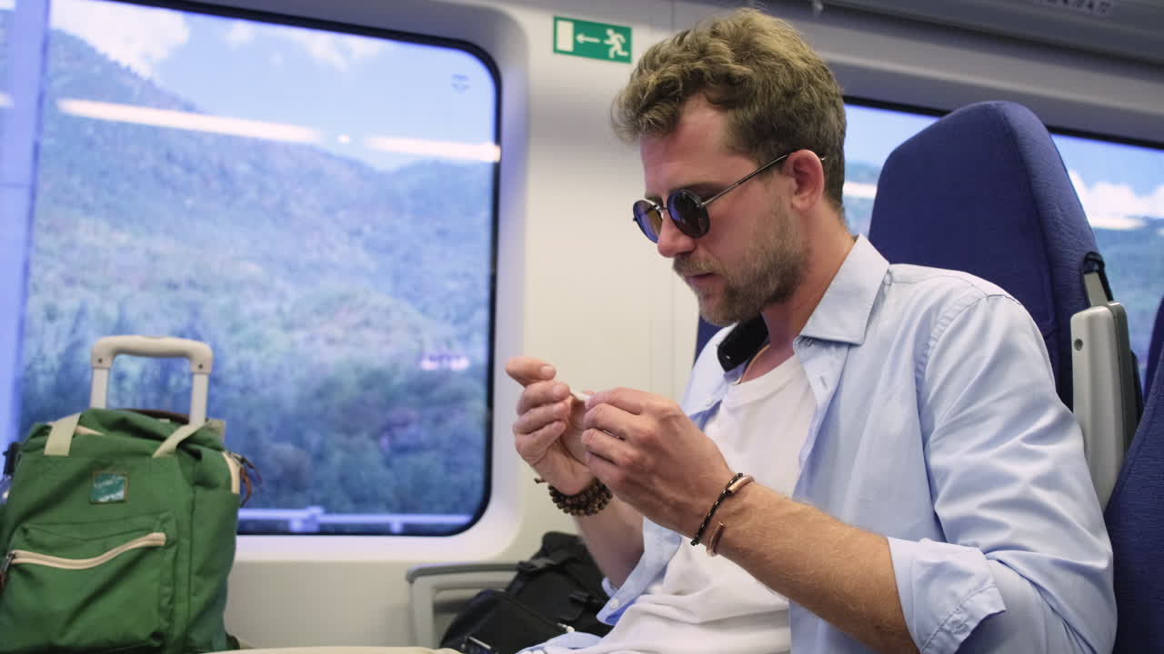 hombre comiendo algo en un tren