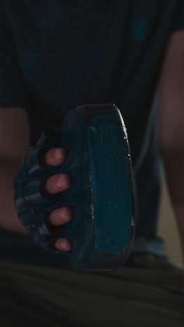 el niño ataca mano a mano con el entrenador en el gimnasio. el maestro de kickboxing entrena al niño para que pelee en la escuela de deportes en cámara lenta. lección de artes marciales