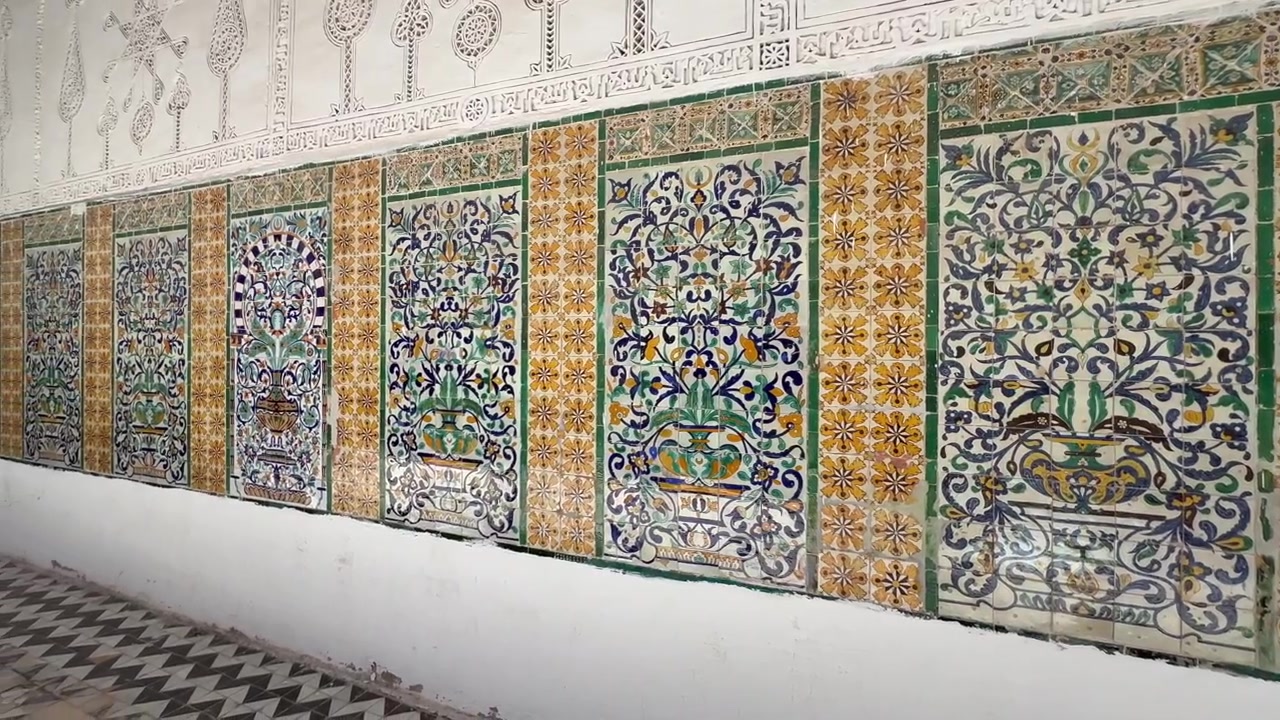 Piastrelle islamiche colorate, geometriche e floreali rivestono una lunga parete interna nella Zawiya di Sidi Sahib, conosciuta anche come Moschea del Barbiere, a Kairouan, Tunisia
