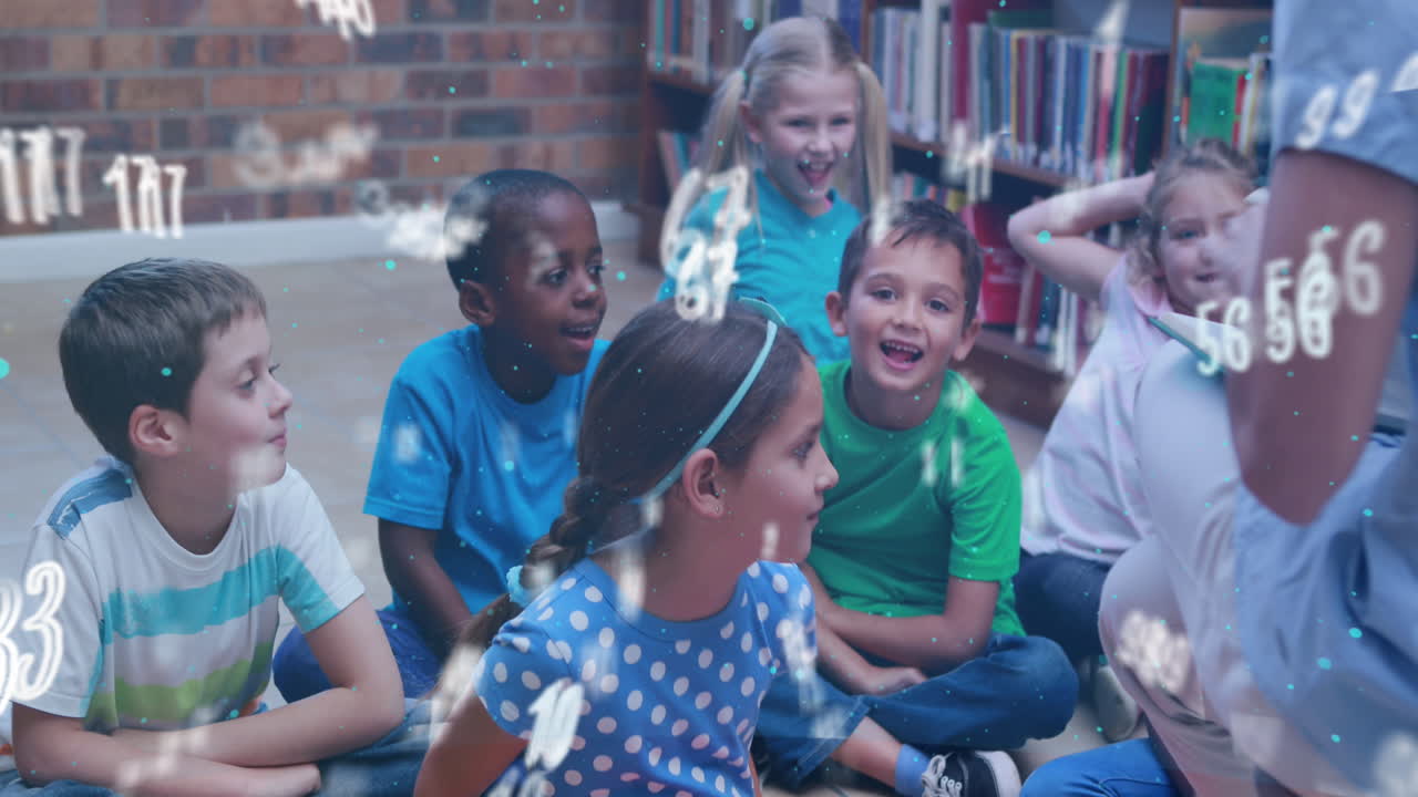 Animação de números e símbolos sobre alunos felizes.