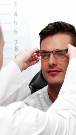 una optometrista prescribiendo gafas a un paciente