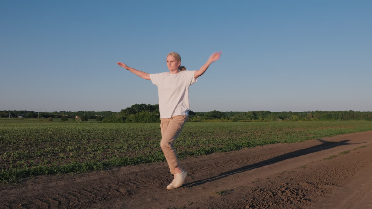 Donna che cammina/corre su una strada di campagna