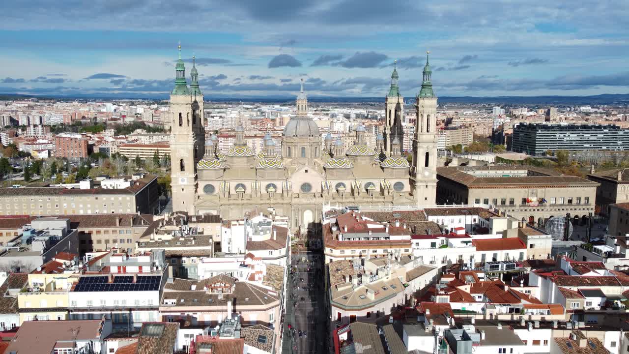 Panorama urbano di Saragozza con la Basilica del Pilar in Spagna, vista aerea