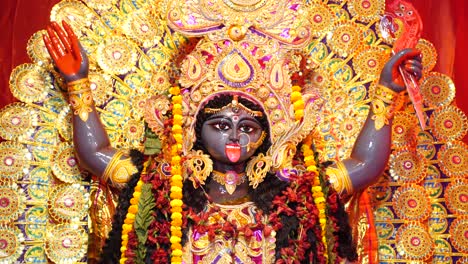 diwali es uno de los festivales más grandes de la india, kali, una de las deidades de los hindúes, es adorada en este festival