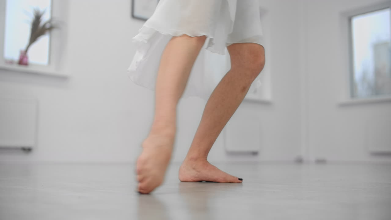 Donna che balla la danza classica in uno studio
