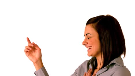 una morena feliz riendo sobre un fondo blanco