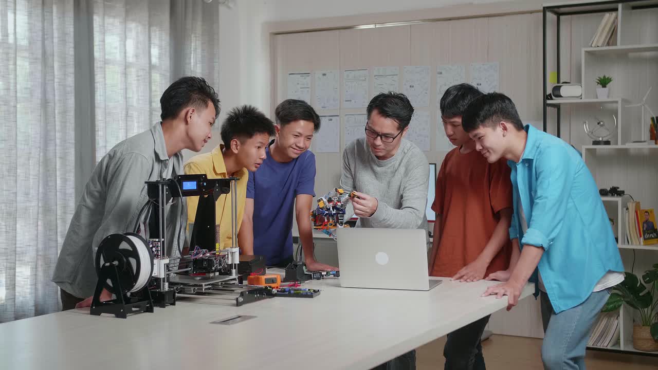 을 이용한 3d 프린팅으로 사이보그 손에 대해 학교에 설명하는 아시아인