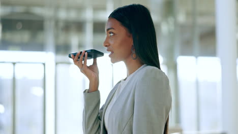 mujer de negocios, hablando y llamando por teléfono