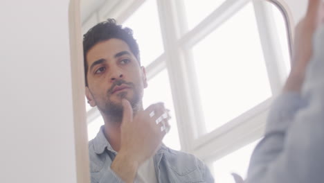 Un-Hombre-Guapo-Mirando-Su-Barba-En-El-Espejo