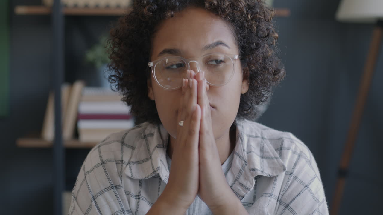 una mujer profundamente pensativa.