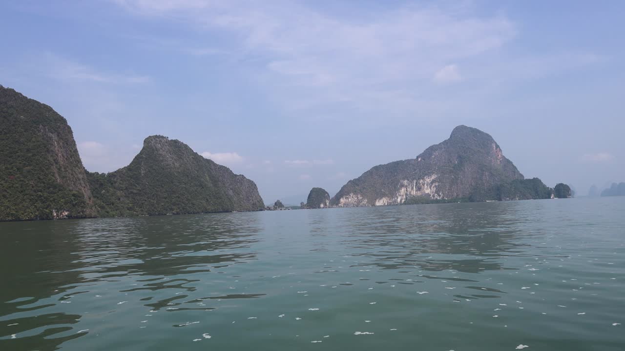 고요 한 카르스트 산맥 을 가로질러 보트 를 타고