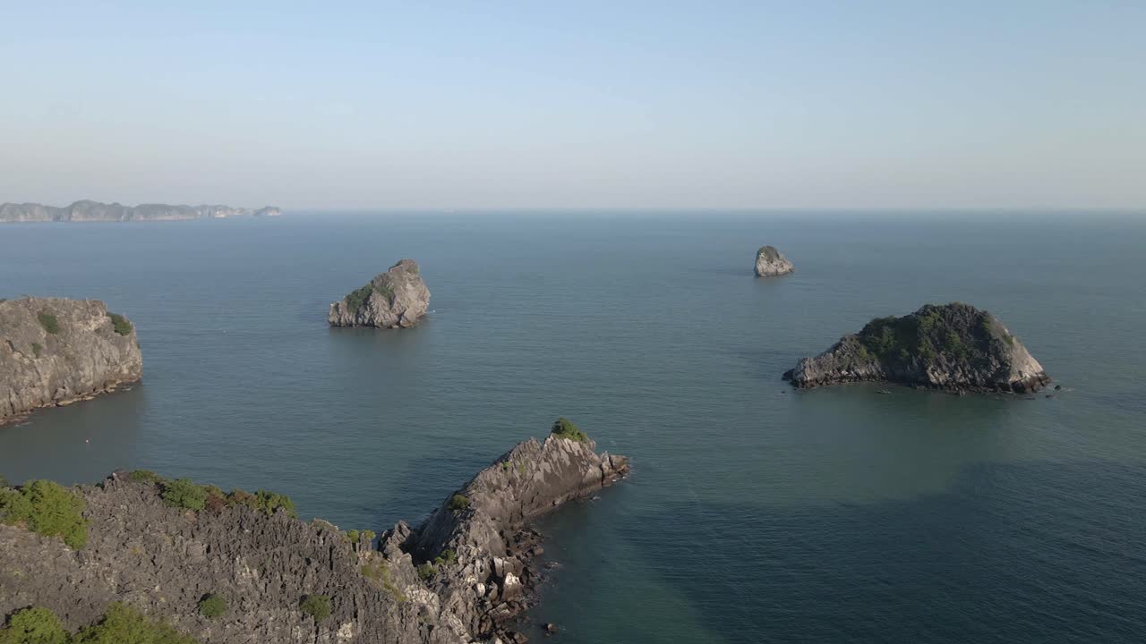 islas rocosas dentadas desnudas en el borde exterior de la bahía de ha long en vietnam