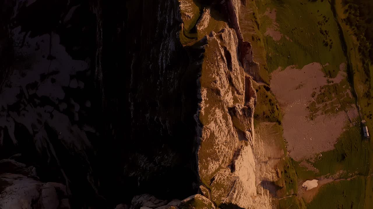 una vista de arriba hacia abajo de la cima afilada de una montaña