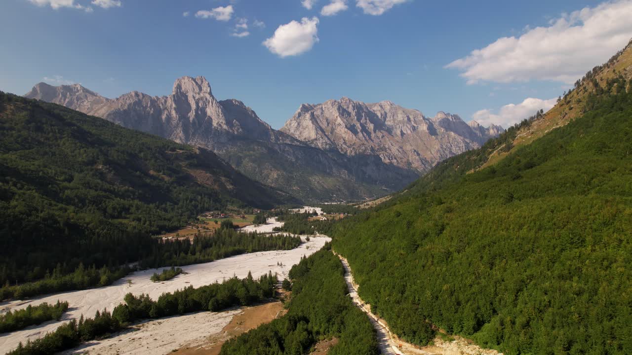 casa de huéspedes en el hermoso valle de valbone en el norte de albania, rodeada de bosques verdes y altas montañas