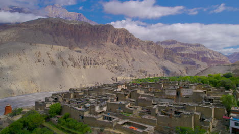 Toma-De-Drone-De-Un-Pueblo-único-En-Mustang-Nepal-Con-Hermosas-Viviendas-Y-Vegetación