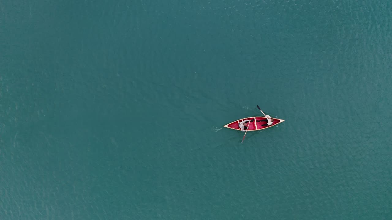 una pareja en kayak en un lago.