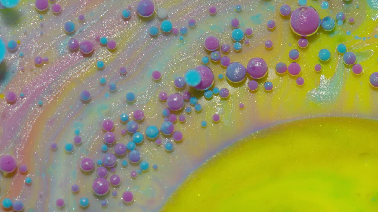 다채로운 오일 페인트와 잉크 거품의 환상적인 구조, 혼란스러운 움직임, 추상적인 다채로운 페인트