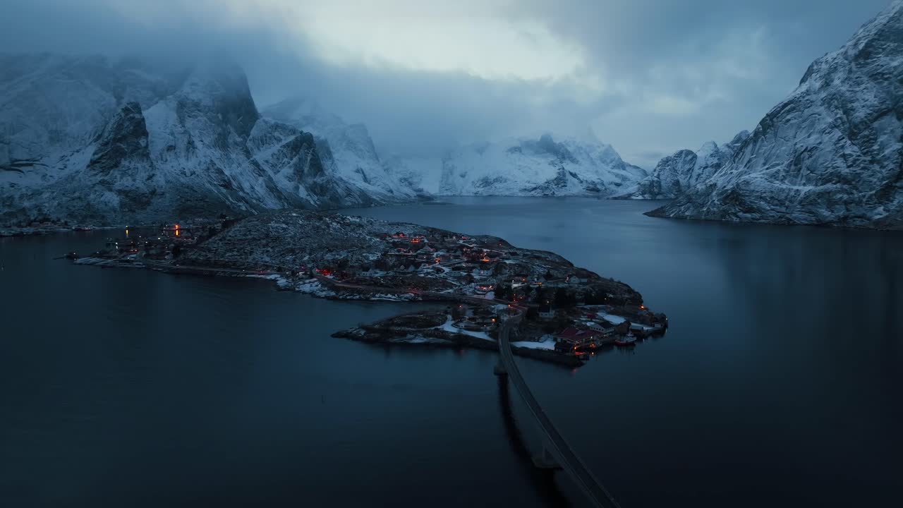 Vista aerea del meraviglioso paesaggio delle isole Lofoten in inverno