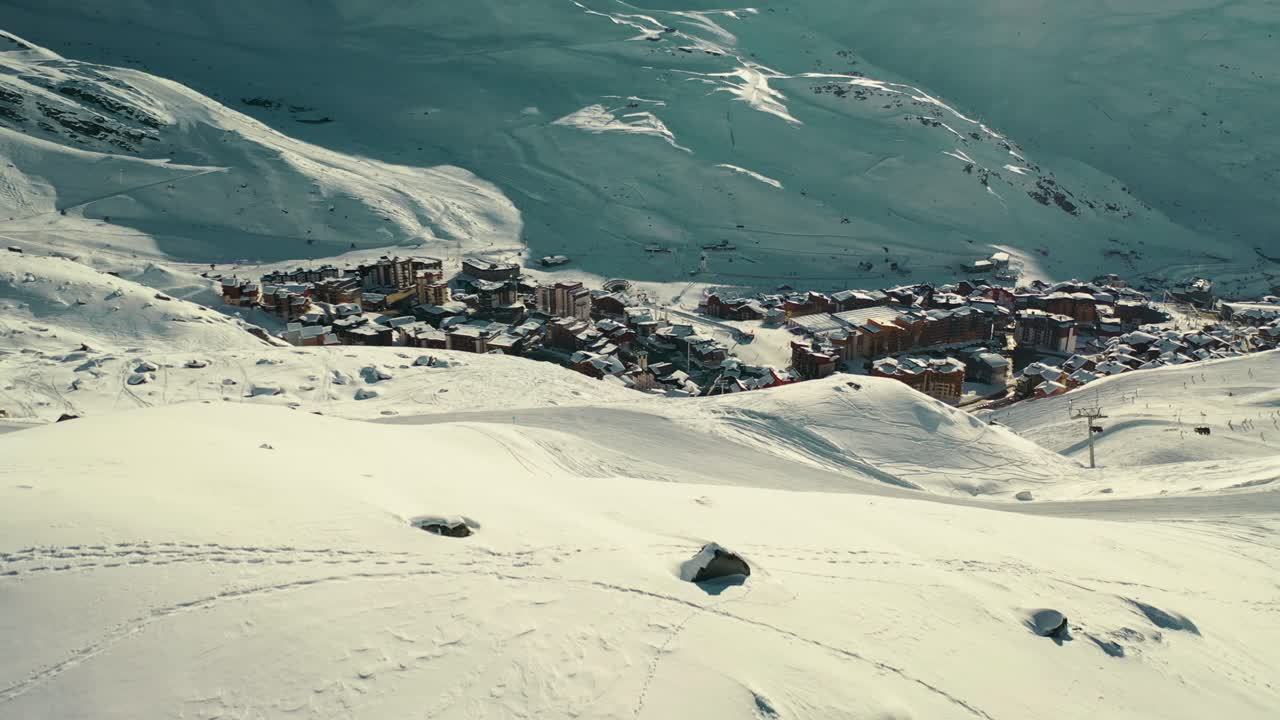 hermosa estación de esquí de val thorens con chalés en la ladera de la montaña, vista aérea