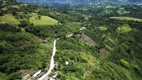 vista aérea de san agustin colombia sitio arqueológico de la unesco en américa del sur con paisaje montañoso de los andes y río magdalena