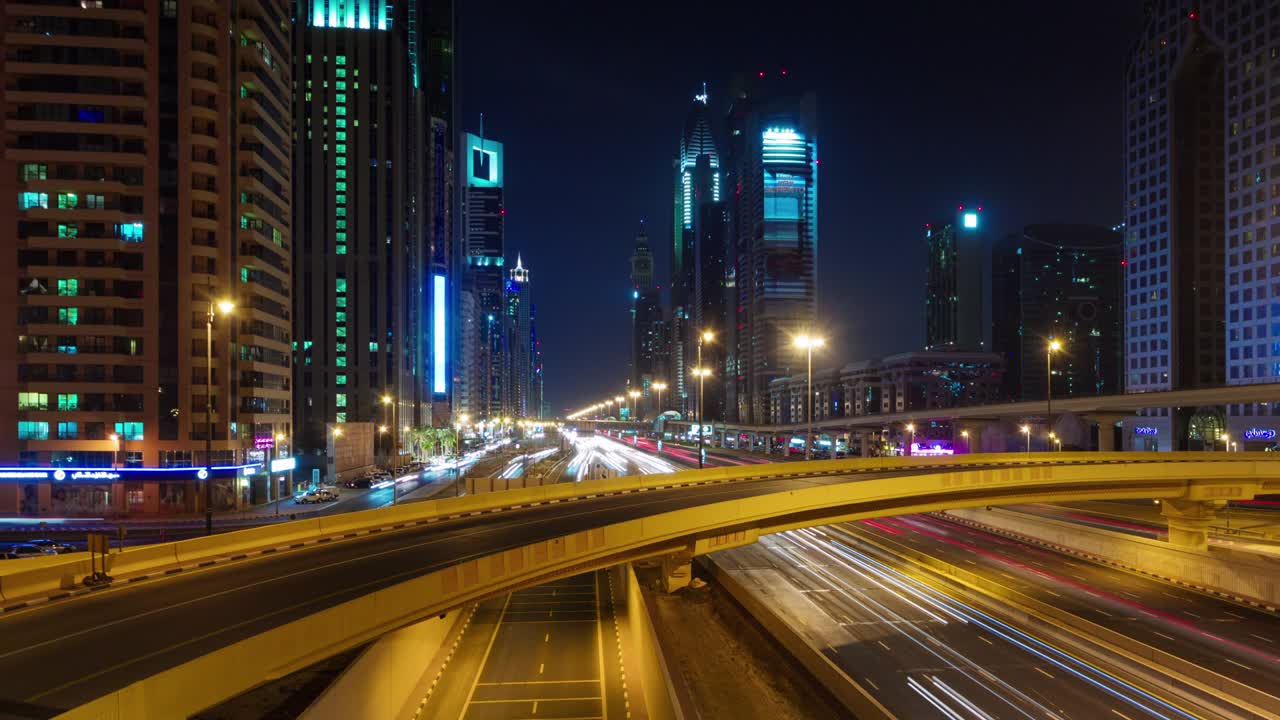 두바이의 야간 조명: 주요 도시 교통, 도로, 다리, 4k 타임 스, 아랍에미리트