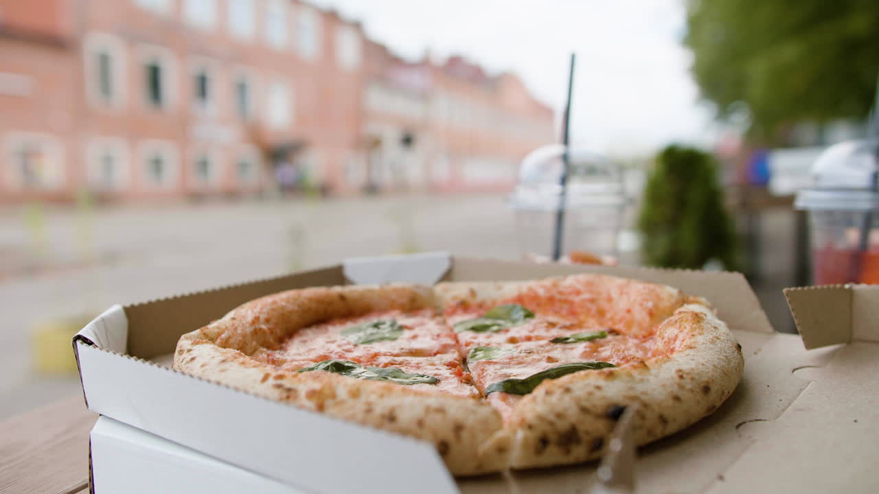 야외에서 먹을 준비가 된 식사