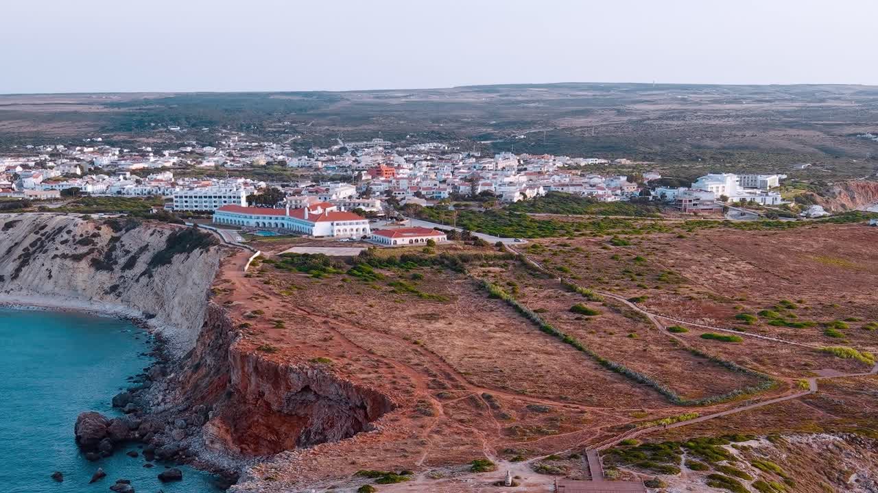 Vista costiera di una piccola città in Portogallo durante il pomeriggio