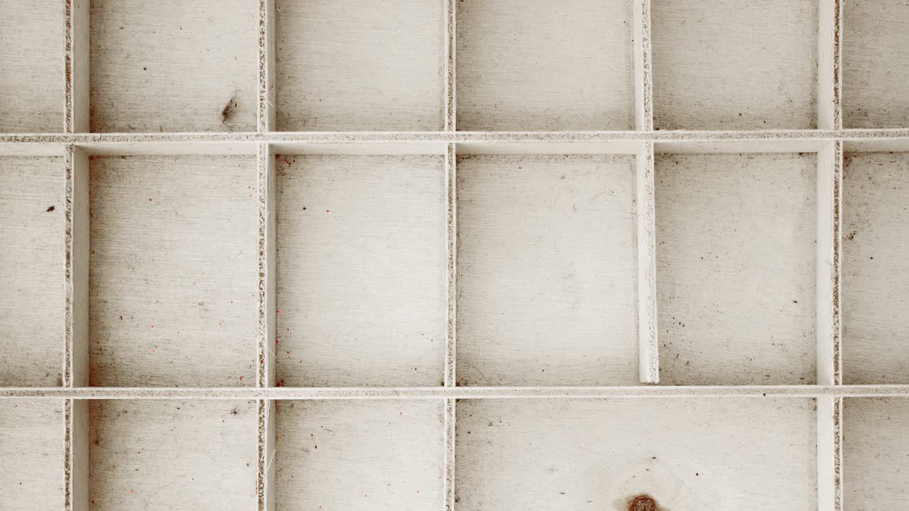 나무 글자로 된 사랑이라는 단어는 스 모션 루프입니다.