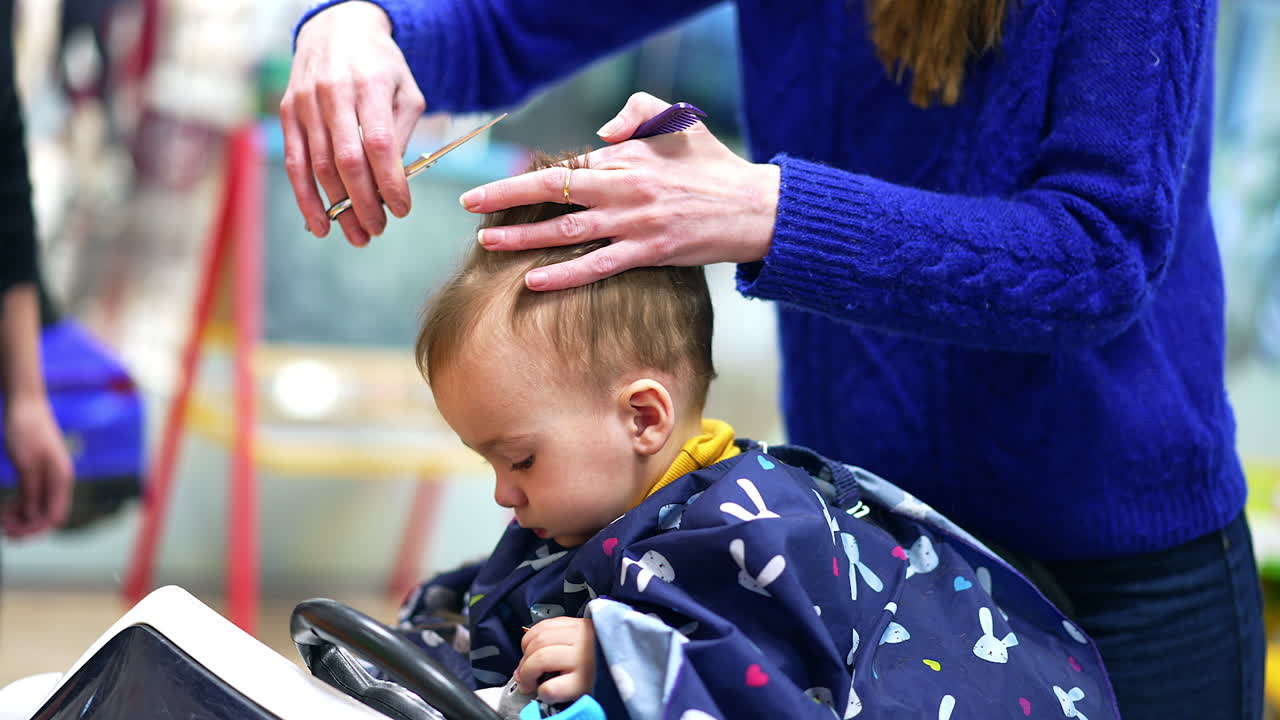 Taglio di capelli per bambini in un salone