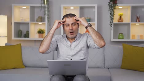 el hombre que trabaja en la computadora portátil tiene dolor de cabeza.