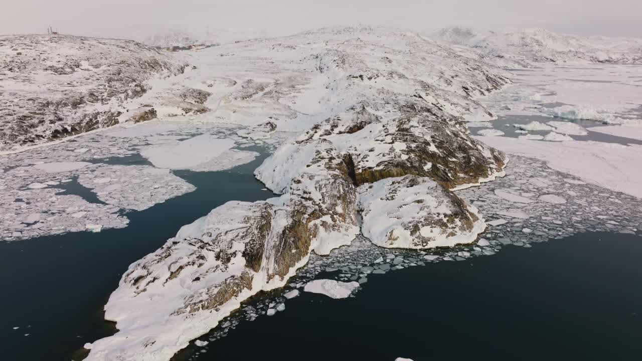 イルリサット・アイスフィヨルドの雪と氷の風景をドローンで空撮