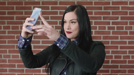 retrato de una mujer joven y atractiva posando para una selfie tomando una foto usando un teléfono inteligente