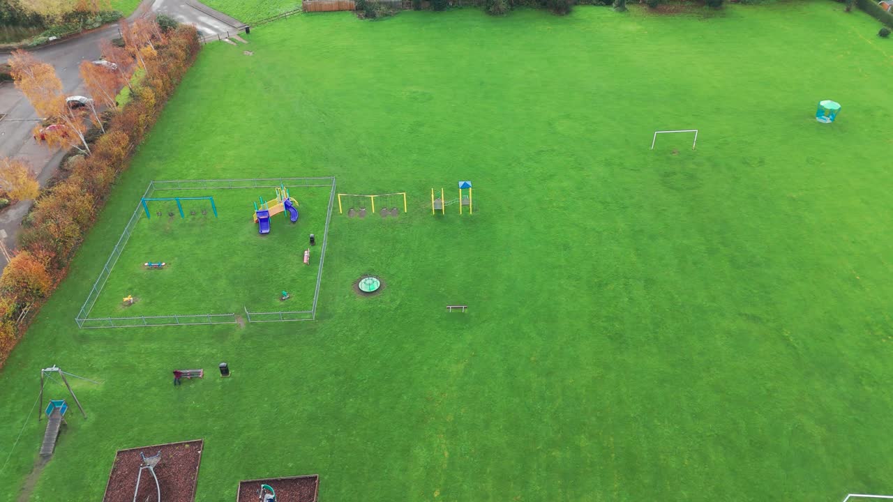 놀이터 와 축구장 이 있는 공원 에서 볼 수 있는 풍경