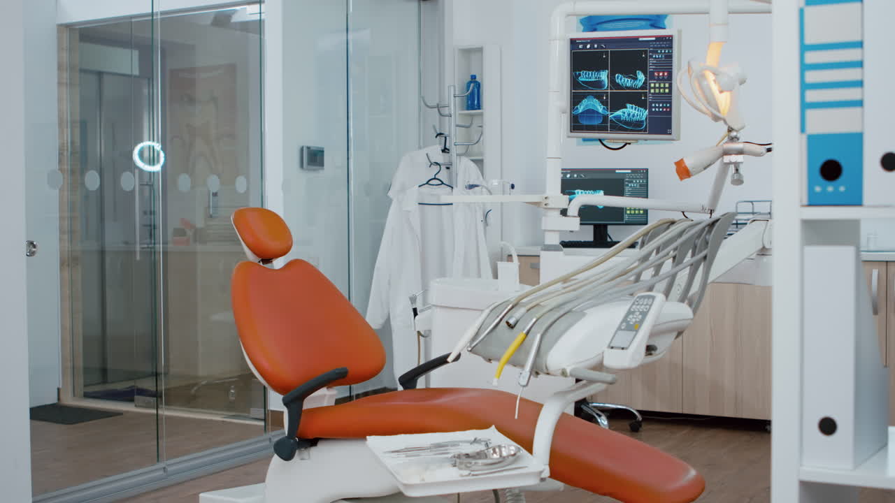 현대적 인 디스플레이 에 있는 치아 스레이 이미지 들 이 없는 정형 치과 의자 의 드러난 사진