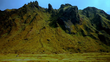 Blick-Auf-Die-Grünen-Isländischen-Berge-Aus-Einem-Fahrenden-Fahrzeug