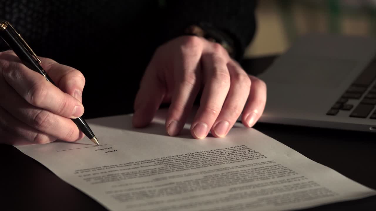 persona que firma un documento