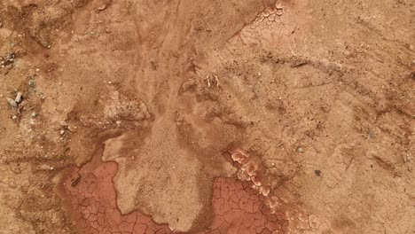 tierra seca y agrietada