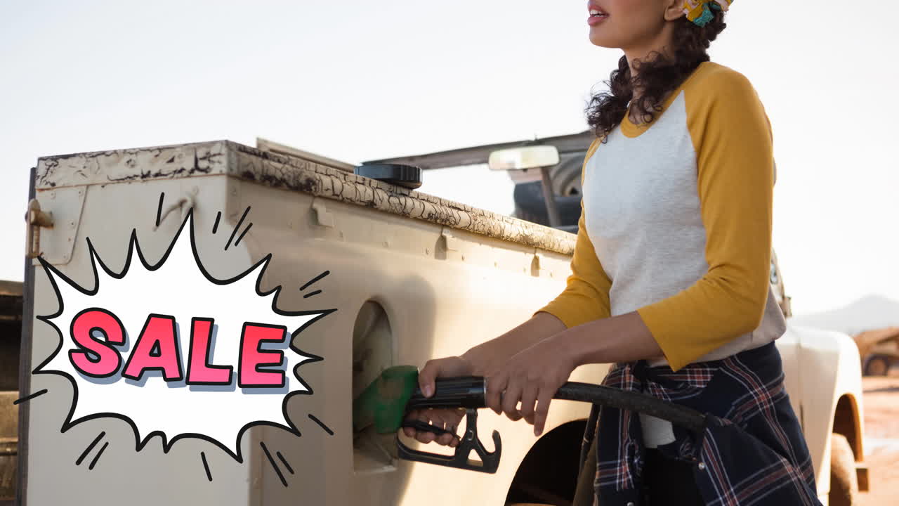 animación de texto de venta en rojo sobre la sección media de una mujer biracial usando una bomba de combustible en una gasolinera