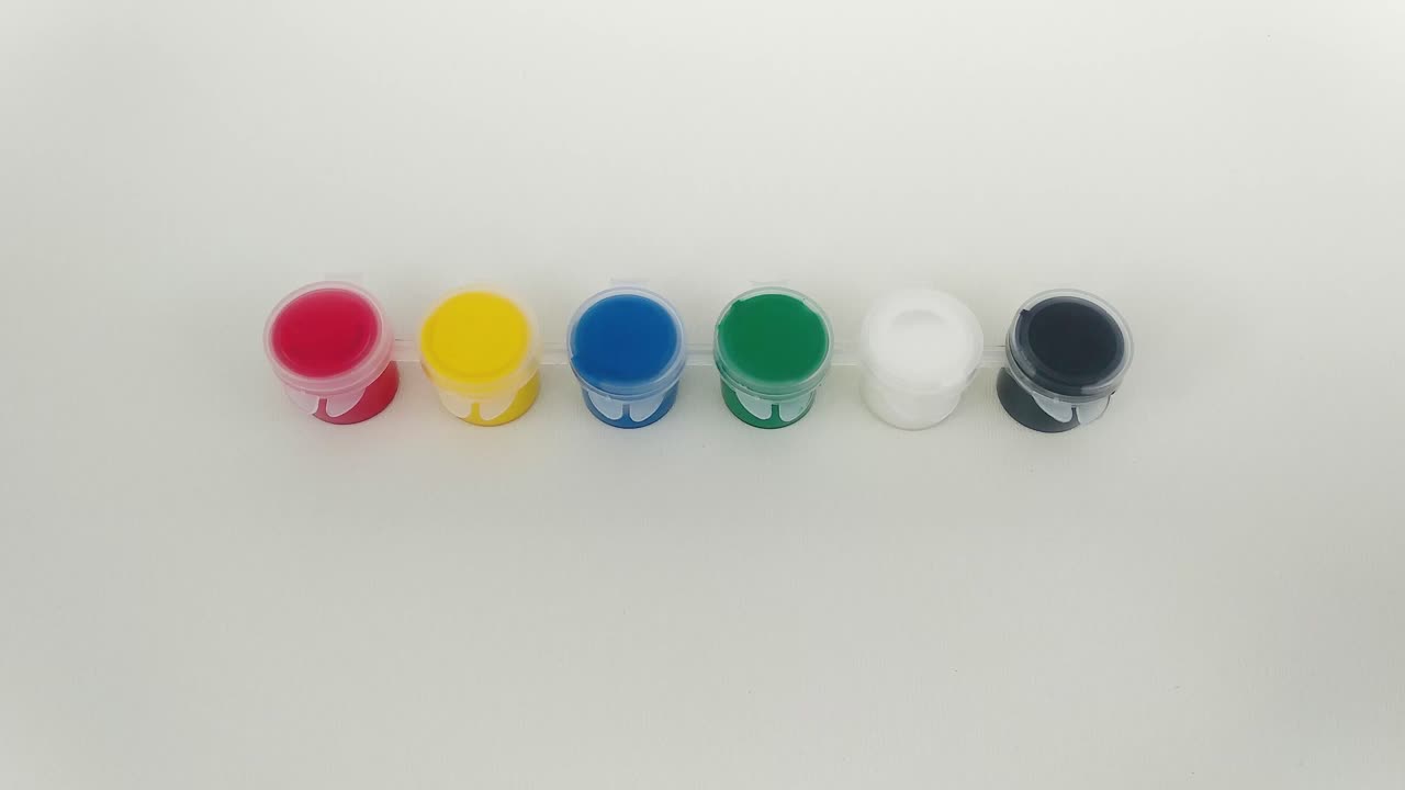 aparecen seis colores y dos pinceles