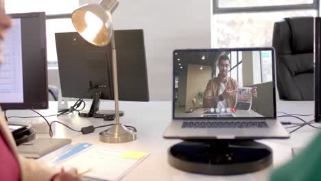 hombre de negocios afroamericano en videollamada en la pantalla de la computadora portátil