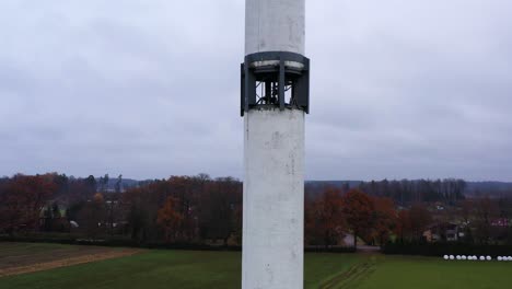 Hoher-Aussichtsturm-Aus-Metall-Zur-Verhinderung-Von-Waldbränden,-Antennensockel-Nach-Oben