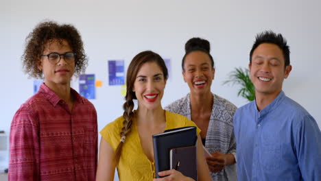 felices colegas de negocios multiétnicos de pie juntos en una oficina moderna 4k