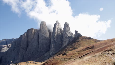 Lapso-De-Tiempo-De-La-Montaña-Dolomita-En-Italia-Con-Nubes-Rodando-Sobre-Las-Montañas