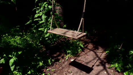 Un-Columpio-De-árbol-Vacío-Olvidado-Moviéndose-Suavemente-En-El-Viento,-Cámara-Lenta